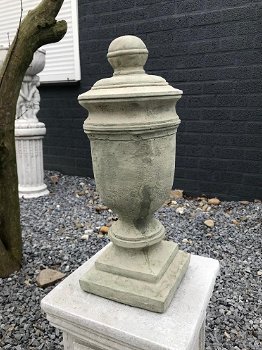 Een stenen urn, grafdecoratie in een grijze kleur , urn - 6