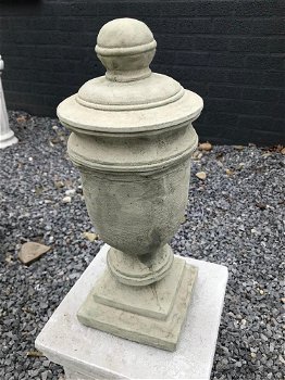 Een stenen urn, grafdecoratie in een grijze kleur , urn - 7