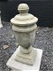 Een stenen urn, grafdecoratie in een grijze kleur , urn - 7 - Thumbnail