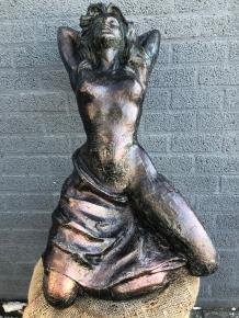 Een prachtig beeld van ontblote vrouw , gietijzer bronslook