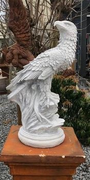 Gedetailleerd sculptuur van een adelaar zittend op een rots - 5