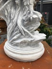 Gedetailleerd sculptuur van een adelaar zittend op een rots - 6