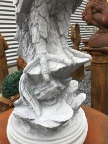 Gedetailleerd sculptuur van een adelaar zittend op een rots - 7