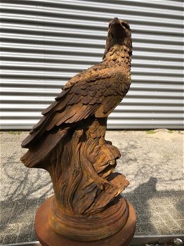 Gedetailleerd sculptuur van een adelaar zittend op een rots - 0