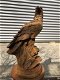 Gedetailleerd sculptuur van een adelaar zittend op een rots - 0 - Thumbnail