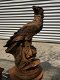 Gedetailleerd sculptuur van een adelaar zittend op een rots - 1 - Thumbnail