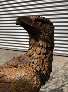 Gedetailleerd sculptuur van een adelaar zittend op een rots - 4