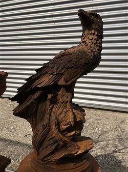 Gedetailleerd sculptuur van een adelaar zittend op een rots - 5