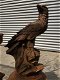 Gedetailleerd sculptuur van een adelaar zittend op een rots - 5 - Thumbnail