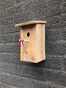 Uniek vogelhuis met Nederlandse vlag, vogel