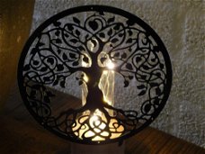 Leuke lamp met hiervoor een sierlijk ornament, levensboom