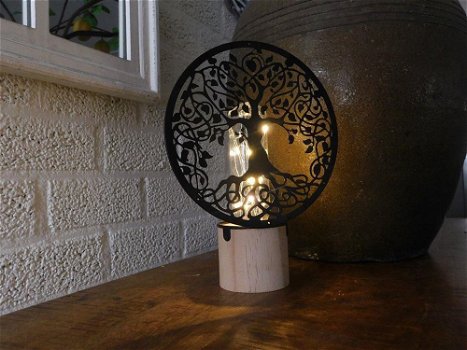 Leuke lamp met hiervoor een sierlijk ornament, levensboom - 2