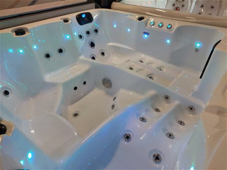 5 persoons Jacuzzi, Royalty Spas, Extra zuinig, duurzaam en stil! - 0