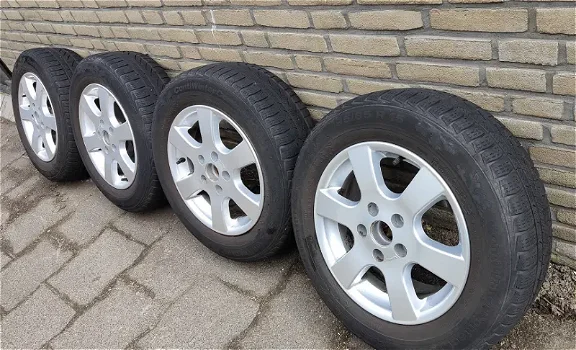 Set Continental winterbanden op aluminium velgen 195/65 R15 - 0