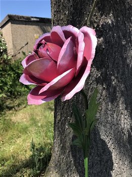 Een kunstwerkje, grote roze roos gemaakt van metaal,roos - 0