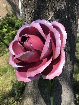 Een kunstwerkje, grote roze roos gemaakt van metaal,roos - 1