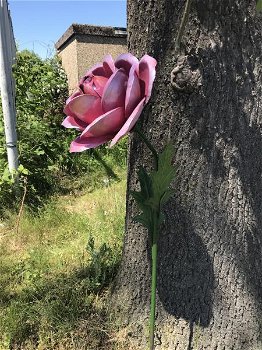 Een kunstwerkje, grote roze roos gemaakt van metaal,roos - 2