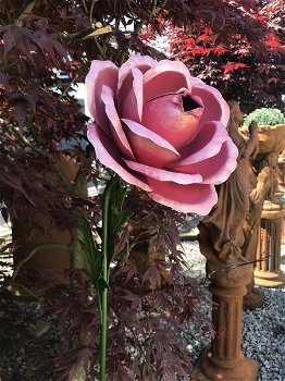 Een kunstwerkje, grote roze roos gemaakt van metaal,roos - 4