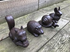 Een set van 4 dieren, een eekhoorn, egel, slak , konijn