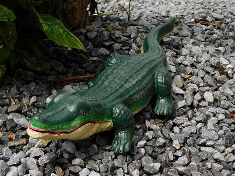 Gietijzeren beeld van een krokodil, in kleur, tuinbeeld - 0