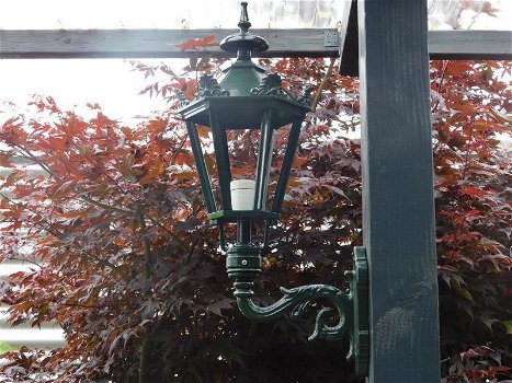 Nostalgische tuinlamp , wandlamp, groen, sierlijke arm - 1
