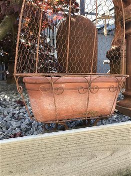 Rustiek metalen wandhouder met een bloembak, tuindeco - 4