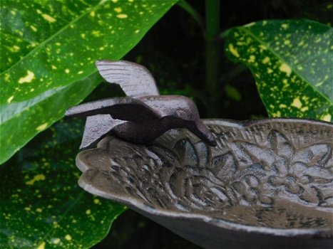 Staand vogelbad, gietijzeren vogelbadje op sierlijke voet - 2