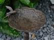 Staand vogelbad, gietijzeren vogelbadje op sierlijke voet - 3 - Thumbnail