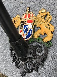 Vlaggenmasthouder, zwart met koninklijk logo, vlag
