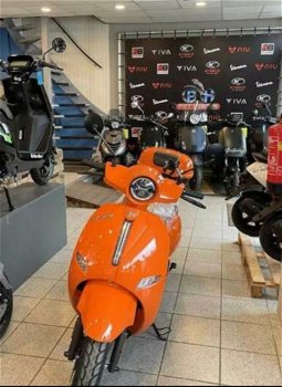 Nieuwe oranje e-scooter - nieuwprijs: €4763 - 0