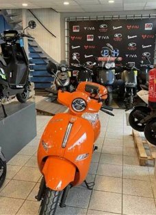 Nieuwe oranje e-scooter - nieuwprijs: €4763