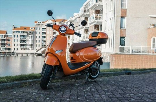 Nieuwe oranje e-scooter - nieuwprijs: €4763 - 1