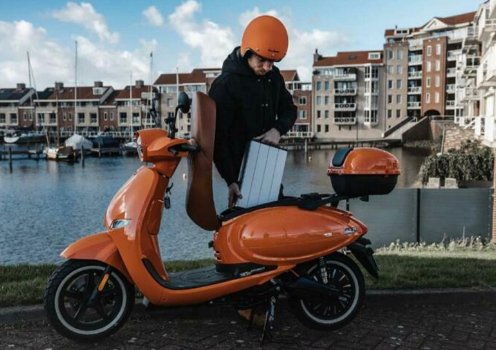 Nieuwe oranje e-scooter - nieuwprijs: €4763 - 2