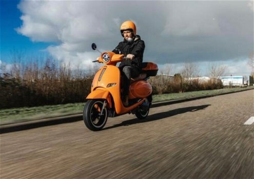 Nieuwe oranje e-scooter - nieuwprijs: €4763 - 4