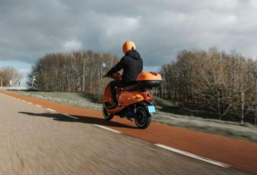 Nieuwe oranje e-scooter - nieuwprijs: €4763 - 5