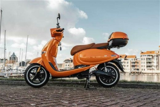 Nieuwe oranje e-scooter - nieuwprijs: €4763 - 6