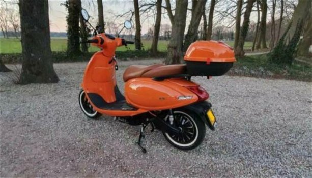 Nieuwe oranje e-scooter - nieuwprijs: €4763 - 7