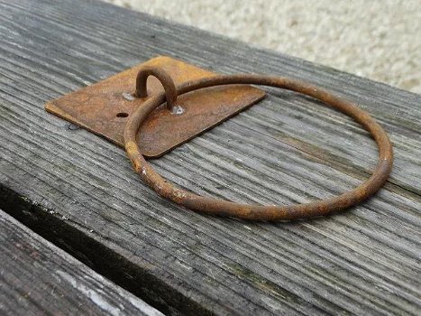 Antieke muurring met een rustiek oppervlak,greep, pull-ring - 1