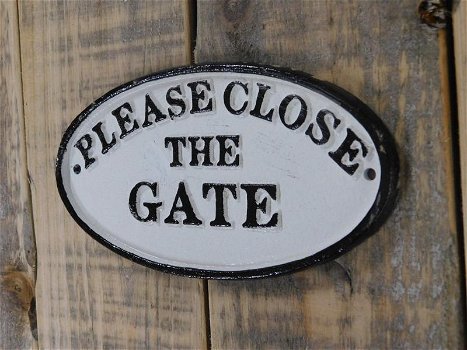 Bordje emaille , close the gate , op deur-poort. - 1