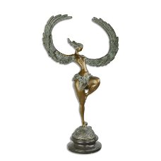 Een bronzen beeld,  gigantische gevleugelde vrouw , vrouw