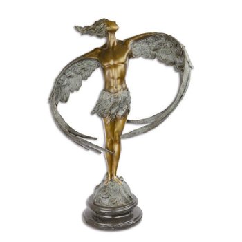 Een bronzen beeld, gigantische gevleugelde vrouw , vrouw - 1