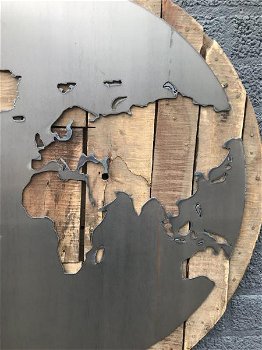 groot wandornament, van hout met hierop een wereld - 5