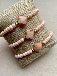 Nude beige klaver armband met kralen en geslepen bedel bello