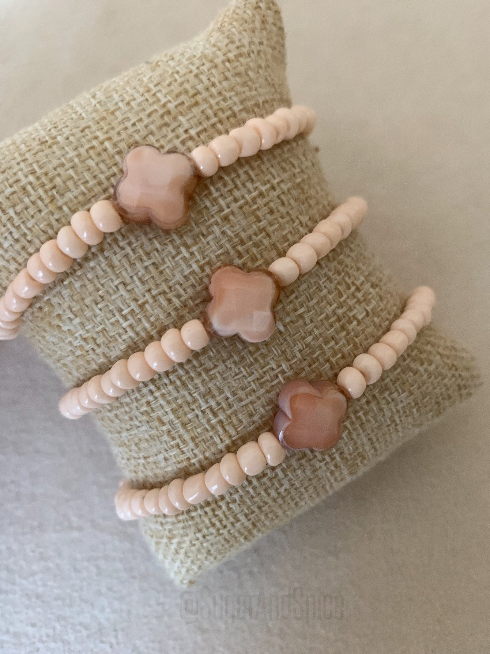 Nude beige klaver armband met kralen en geslepen bedel bello - nr. 1