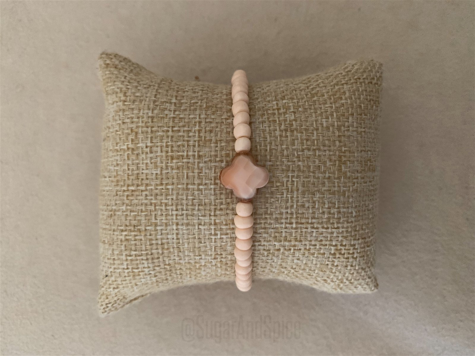 Nude beige klaver armband met kralen en geslepen bedel bello - Afbeelding 2