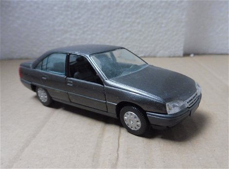 1:43 Gama 1130 Opel Omega grijs (los model) - 0