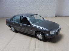 1:43 Gama 1130 Opel Omega grijs (los model)