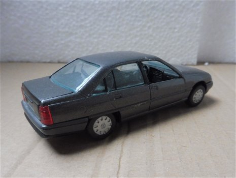 1:43 Gama 1130 Opel Omega grijs (los model) - 3