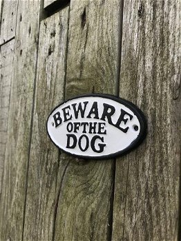 Een gietijzeren bordje,de tekst ,BEWARE OF THE DOG - 2