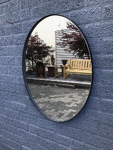 Strakke, moderne spiegel met zwarte rand, ovaal , spiegel